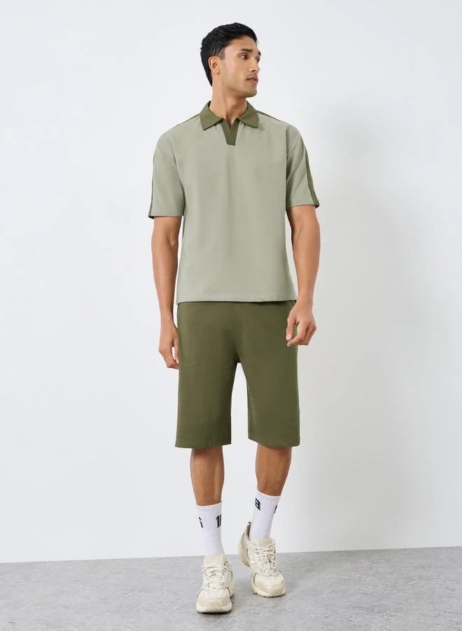 ستايلي طقم منسق من شورت وتيشيرت واسع بياقة بولو وأكمام قصيرة